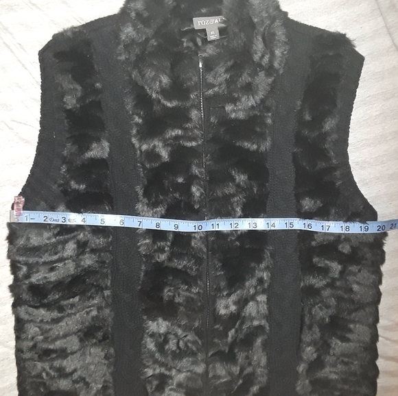 Roz & Ali Faux Fur Vest - Picture 7 of 9